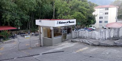 Se vende apartamento en Urbanización Balcones De Navarra.

El apartamento ubicado en cuarto piso cuenta con espacio sala comedor, cocina integral, 3 habitaciones una de ellas con closet, dos baños con división en acrílico. Pisos en Cerámica.

El conjunto residencial tiene parqueadero comunal, piscina, zona BBQ, zonas verdes y canchas deportivas.

Esta cerca del Centro Comercial La Estación Ibagué, CC Aqua, Universidad de Ibagué, tiendas Ara, Av. Ambala, Carrera 20 y Calle 60.
