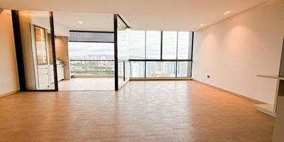 Elegante apartamento con ingreso directo desde el ascensor, ubicado en el cacique, con un area de 186 mtr2, puertas blindadas para mayor seguridad. Cuenta con un hall de entrada que da paso a una amplia sala-comedor en concepto abierto,4 habitaciones, cada una con baño privado incluye alcoba de servicio, 5 baños en total incluye baño de servicio, estudio independiente,La cocina moderna con isla central incluye lavavajillas y está integrada a un ambiente tipo estudio, con carpintería de diseño que aporta calidez y funcionalidad. Dispone también de zona de ropas independiente y balcón con BBQ para disfrutar al aire libre, 2 parqueaderos privados. Ideal para quienes buscan comodidad, seguridad y un diseño moderno en una ubicación privilegiada.