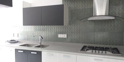 Apartamento en arriendo muy bien ubicado de facil acceso en Pinares ventilacion e iluminacion natural, cuenta con salacomedor, estudio, tres habitaciones y dos baños, mas habitacion de servicio con baño, pisos en porcelanato, cocina integral, estufa y calentador a gas, zona de ropas. En conjunto cerrado con salon comunal, gimnasio, parques infantiles, un parqueadero cubierto y un cuarto util. Vigilancia y porteria las 24 Horas. Inmuebles sujetos a verificación de disponibilidad
