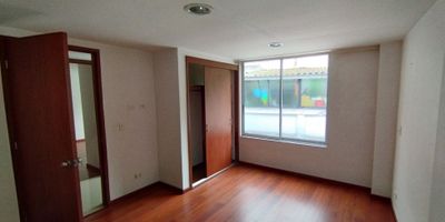 Apartamento en Venta en Alcázares, Manizales

Oportunidad única de adquirir un espacioso apartamento de 120 m2 en el sector de Alcázares, con el gran beneficio de no pagar cuota de administración. Ideal para familias que buscan amplitud y bajos costos fijos en una zona residencial.

 

Descripción de la propiedad

Ubicado en un cuarto piso sin ascensor, este apartamento cuenta con tres habitaciones, la principal con clóset y baño privado. Dispone de una sala comedor amplia que se conecta a un balcón con vista panorámica, brindando excelente iluminación.

Adicionalmente, cuenta con un baño social completo y un segundo baño auxiliar. La cocina es semi integral y se complementa con una zona de ropas independiente, calentador a gas y pisos en porcelanato. Un gran valor agregado es el parqueadero doble y un depósito privado.

 

Descripción del entorno y acceso

Situado en una zona residencial tranquila sobre una vía principal, el apartamento tiene acceso a parques, zonas infantiles y canchas deportivas. El sector de Alcázares ofrece excelente servicio de transporte público y cercanía a diversas zonas comerciales.

 

Contáctanos

Si buscas un hogar amplio, con parqueadero doble y sin costos de administración, escríbenos a nuestro WhatsApp. Agenda una visita y conoce todos los beneficios de esta propiedad.


