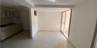 Código 9494FR688

Apartamento en venta de 54 M², con vista exterior, acceso por ascensor. Consta de 3 habitaciones, 2 baños, sala comedor, cocina integral, balcón y zona de lavandería. Tiene piso cerámico en todas sus zonas. El conjunto cuenta con salón social, parque infantil, parqueadero de visitantes y vigilancia privada las 24 horas. Cerca a centros comerciales Puerta del Norte, Plaza Beillín, Niquía; cerca a almacenes de cadena como Tiendas D1, Éxito; cerca a colegios Institución Educativa Betsabé Espinal; cerca a estación Niquía del Metro e integrados; Vías de acceso por la Avenida 31 y Calle 66.
