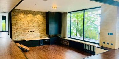 Un lugar donde la exclusividad y la naturaleza se unen a través de su arquitectura de alto nivel. Diseñada con espacios de acabados de lujo y exclusivos que resaltarán tu estilo de vida. Ubicada en el Alto de Las Palmas, con fácil acceso por la vía principal de la Avenida Las Palmas.