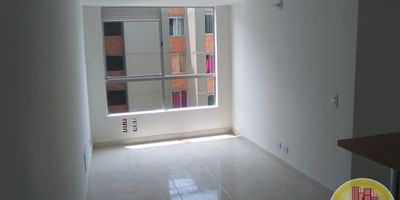 Código: 5798. 23° Piso en edificacion de 28 pisos. Acceso al inmueble: Directo a la via, sendero peatonal y ascensor. Alcobas con puertas, baño cabinado en vidrio, cubierta y extractor. Parqueadero para carro. Precio negociable.