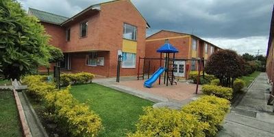 1705 Espectacular casa a la venta en el Conjunto Residencial El Trebol Mosquera Cundinamarca. Esta hermosa casa consta de dos pisos en los cuales encontraras sala, comedor, cocina integral, zona de lavados, dos habitaciones con closet, dos baños sociales, depositob y tina. Cuenta con acabados de lujo y una excelente ubicación, a solo cinco min de la Biblioteca San Juan Bosco, Parque Principal de Mosquera y centro comercial Ecoplaza. Con fácil acceso vehicular publico y privado. No pierdas esta gran oportunidad, contáctanos!