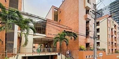 Exclusivo apartamento en Conjunto Residencial San Jacinto, Ibagué 

Amplio y cómodo apartamento de 115,13 m2, ubicado sobre parqueadero. Consta de 3 habitaciones con clóset, 2 baños, estudio, biblioteca, sala comedor y 2 balcones con excelente iluminación. La cocina es modular abierta y cuenta con un patio con zona de lavandería. Incluye parqueadero propio.

El conjunto ofrece espacios para disfrutar en familia como piscina, parque infantil, zonas verdes de descanso y áreas sociales para reuniones.

Ubicación estratégica en Ibagué, a solo 2 cuadras de la Cra 5ta, 1 cuadra del Centro Comercial Multicentro y 3 cuadras de la Calle 60 y la Milla de Oro. Cerca de clínicas, droguerías, bancos, supermercados, restaurantes y panaderías. Estrato 4.

Valor del inmueble $380 millones, negociable según forma de pago
Valor administración $338.000

Una excelente oportunidad para vivir en una de las zonas más exclusivas y con mayor proyección de la ciudad.