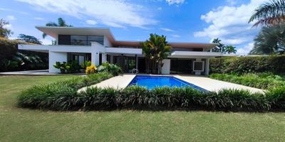 Espectacular Casa en Conjunto Cerrado – Sector El Tigre, Pereira en venta o alquiler

¡Tu hogar ideal te espera! Esta hermosa propiedad, ubicada en una de las zonas más exclusivas y tranquilas de Pereira, ofrece el equilibrio perfecto entre comodidad, elegancia y naturaleza.

Características principales:


 
 4 habitaciones con amplios closets y aire acondicionado, dos de ellas con baño privado.
 
 
 Baño compartido para las otras dos habitaciones.
 
 
 Habitación de servicio con baño privado y closet.
 
 
 Sala de usos multiples, tv, biblioteca o estudio
 
 
 Sala y comedor de generosas proporciones, integrados a una moderna cocina tipo americana con isla, rodeada de luz natural.
 
 
 Baño social para visitantes.
 
 
 Zona de ropas independiente.
 
 
 Zona BBQ ideal para reuniones y eventos familiares.
 
 
 Piscina privada para disfrutar todo el año.
 
 
 Amplios jardines y zonas verdes, perfectos para relajarse o disfrutar en familia.
 
 
 Parqueadero cubierto para 2 vehículos y espacio descubierto para 4 más.
 
 
 Ubicada en conjunto cerrado, con excelente seguridad, privacidad y entorno natural.
 

