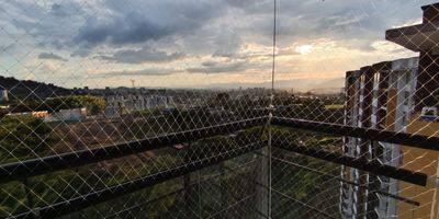 Se vende apartamento en Alta Pradera Dosquebradas. Piso 15 con 62 m2 construidos. Distribuido en sala comedor, balcon con vista, cocina en L, zona de ropas, tres habitaciones con closet, dos baños y parqueadero cubierto.

El conjunto ofrece piscina, salon social, juegos infantiles, canchas, gimnasio, zona bbq, parqueaderos de visitantes y seguridad 24 horas.

Valor de venta 300.000.000. Administracion 250.000.