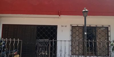 Se vende casa en el Barrio la Fortaleza, estrato 4, sector sur oriental, 

Primer piso: 
4 habitaciones 
1 baño sala amplia
1 espacio comedor
Cocina
Patio amplio 

Segundo piso:
2 habitaciones 
1 terraza Con techo amplia con los servicio instalado (gas y energía) 

Tercer piso: 
1 baño 
1 habitación amplia.


Precio: 370.000.000

Inversión a futuro con construcción de apt para alquilar: 
4.500.000 millones.