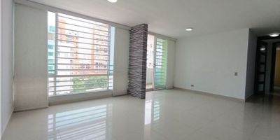 Descubre cómo se puede vivir en Miramar, Barranquilla! ?✨Te presentamos este espacioso apartamento en arriendo, ubicado en una de las zonas más privilegiadas de la ciudad. El conjunto con amenidades como piscina, parque infantil entre otros. El apartamento cuenta  con tres alcobas, dos baños y un parqueadero. Balcón en la sala, lado sombra, entorno de estrato 4, ideal para familias que buscan calidad y estilo.Canon mensual incluye la administración. Disfruta de ambientes amplios, excelente iluminación y una ubicación estratégica cerca de todo lo que necesitas. ¡Tu próximo hogar te espera en Miramar !? Contáctanos hoy mismo y agenda tu visita.