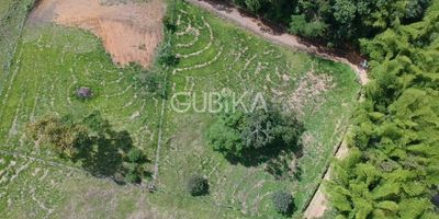 Lote en Parcelación La Holanda – Naturaleza, proyección y tranquilidad en Calima-Darién
Ubicado en una de las parcelaciones más organizadas del sector, este lote de 3.013 m² es una excelente oportunidad para construir un proyecto de descanso, inversión o vivienda campestre a solo minutos del lago Calima.
Con topografía abierta, cerco construido y acceso por vía pavimentada hasta la entrada del condominio, la propiedad ofrece una base sólida para desarrollar con visión. La zona es reconocida por su clima fresco, paisajes naturales y buena conectividad desde Cali, lo que garantiza tanto tranquilidad como valorización.
La parcelación cuenta con servicios públicos disponibles, portería y reglamentación clara, asegurando orden, seguridad y armonía en el entorno.
Ubika donde la naturaleza inspira cada plano.