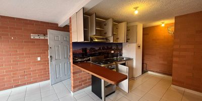 Excelente apartamento ubicado en Madrid. Conjunto La Finca 10 B,  4 piso,  este inmueble tiene acceso por escaleras y en su interior consta de sala comedor, 3 alcobas, 2 baños, 1 estudio , cocina abierta, muebles en formica; dotado con estufa, horno y extractor, zona de lavandería. El conjunto cuenta con salón social, parqueaderos comunales, parque infantil. citofonía virtual, vigilancia 24 horas