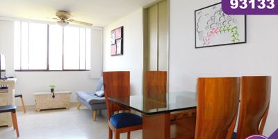 Apartamento en arriendo en la ciudad de Barranquilla ubicado en el barrio Paraíso, en un edificio con vigilancia privada las 24 Horas y zonas sociales de entretenimiento, piscina, canchas deportivas, zona infantil, gimnasio,  el edificio cuenta con 9 pisos y el apartamento se encuentra ubicado en el piso 6, con un área aproximada de 55 mt2 , distribuidos en 2 habitaciones, 2 baños, un estudio con posibilidad de una tercera habitación, sala comedor, cocina integral,  zona de labores,  lado sombra, buena distribución en sus áreas con buenos y modernos acabados, es fresco y acogedor, su entorno es tranquilo, residencial con cómodas vías de acceso y facilidad al transporte publico cercano, sobre el sector puede encontrar, parques, colegios, iglesia, droguerías cercanas y Batallón Paraíso.