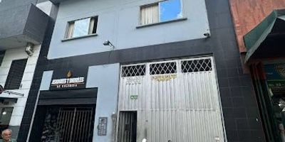 Se arrienda bodega en Bucaramanga, Santander, ubicada en el barrio SAN FRANCISCO. Esta propiedad comercial cuenta con 700 m² de área construida, distribuidos en 3 niveles, y dispone de 4 baños. Incluye un espacio de local y 1 parqueadero. La bodega tiene una antigüedad de 15 años y ofrece un canon de arriendo de $13.000.000. Una opción estratégica para su negocio en Bucaramanga. Le invitamos a conocer esta bodega. Contacte a través de nuestras opciones de whatsapp, quiero que me contacten o ver teléfonos para más detalles.