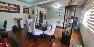 Codigo 949FR5432. En venta amplio y luminoso apartamento en Los Mártires, Bogotá

Se ofrece en venta un apartamento de 117 m², ubicado en el tradicional sector de Eduardo Santos, localidad de Los Mártires. El inmueble cuenta con una excelente distribución:


 
 5 habitaciones
 
 
 Sala – comedor amplia y bien iluminada
 
 
 2 baños
 
 
 Cocina funcional
 
 
 Zona de lavandería independiente
 
 
 Balcón reformado con ventanales
 


El apartamento se encuentra en el tercer piso, con acceso únicamente por escaleras (sin ascensor). Su localización es privilegiada, con fácil acceso a transporte público, rodeado de colegios, jardines infantiles y zonas de comercio. El barrio se caracteriza por ser tranquilo, central y con excelentes vías de acceso, lo que facilita la movilidad hacia diferentes puntos de la ciudad. Una opción ideal para familias que buscan espacio, iluminación y una ubicación estratégica en Bogotá.
