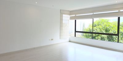 
Apartamento en arriendo en unidad cerrada ubicada en un sector exclusivo, de alto perfil, tranquilo, de poco flujo vehicular y tránsito de solo residentes, con fácil acceso a vías principales, conexión a rutas de transporte público y gran variedad de servicios complementarios de la zona. Cuenta con piso en madera, puerta de seguridad, sala y comedor independiente, estar de tv, 3 alcobas con baño en cada una para un total de 4 baños, cocina integral abierta tipo americano, alcoba y baño de servicio, balcon y parqueaderos paralelos cubiertos. Conjunto cerrado con ascensor y zonas sociales que incluyen salón social, parques infantiles, zonas verdes, vigilancia y portería 24 horas, citofonia y circuito cerrado de tv.    inmuebles sujetos a verificacion de disponibilidad
