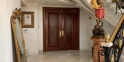 Para personas VIP, les presentamos éste clásico y elegante PH dúplex ubicado en el barrio El Golf de Barranquilla, disponible para arriendo. Son 535M2 de confort y amplitud. Muy iluminado, pisos y madera atemporales. 
En el primer piso consta de: recibo, antesala, baño social, dos amplios salones, terraza con maravillosa vista panorámica, comedor independiente, cocina con isla central, zona de servicio (labores, alcoba y baño de servicio).

En el segundo piso, la habitación principal con su terraza privada, baño tipo spa y vestier y otras tres alcobas todas con baño y vestier, para un total de cuatro dormitorios.

Cuenta con un espacio adicional en el piso de arriba que puede usarse como gimnasio, cuarto útil o taller de pintura.

Acera sombra, dos ascensores, vigilancia privada, salón social, parque infantil, terraza con barbacoa, planta eléctrica con suplencia total.