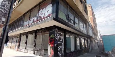 Excelente vitrina comercial, ubicada estrategicamente en esquina de sector comercial con altas expectativas de recuperación zonal, noventa y siete metros cuadrados distribuidos en dos pisos con espacios abiertos cercano a transmilenio y vías principales