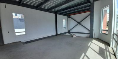 Venta o Arriendo de lote de 810 M2, construido: 950 m2, ubicado en el sector de la Castellana, a tres cuadras de la autopista Norte, 3 minutos aprox. de la Av. Calle 100 y de la carera 50; también a 8 minutos de la Av. Suba, por lo cual cuenta con gran accesibilidad. Esta zona posee gran oferta de transporte público hacia todos los sectores de Bogotá. El lote cuenta con las siguientes características: Área de lote: 810 m2. Frente: 30 mts. Fondo: 27 mts. Distribución: En los extremos del lote encontramos 2 locales dúplex, en obra gris. En el medio de estos 2 locales se encuentra un parqueadero, casilla de cobro de ticket, baño, y espacio libre. Rentando actualmente 24 millones. Permiso de construcción hasta seis pisos habitables, sótano, índice de ocupación .69 y de construcción 2.95. Usos: Local Comercial, consultorios, IPS, oficinas e instituciones educativas, cuenta con servicios de energía, acueducto y gas natural. Se cuenta con la licencia de construcción del antiguo POT.