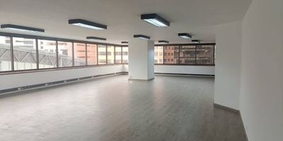 Oficina para inversionistas ubicada en sector comercial y exclusivo de la ciudad. Ubicada en sexto piso cerca a venidas principales y vías de acceso.