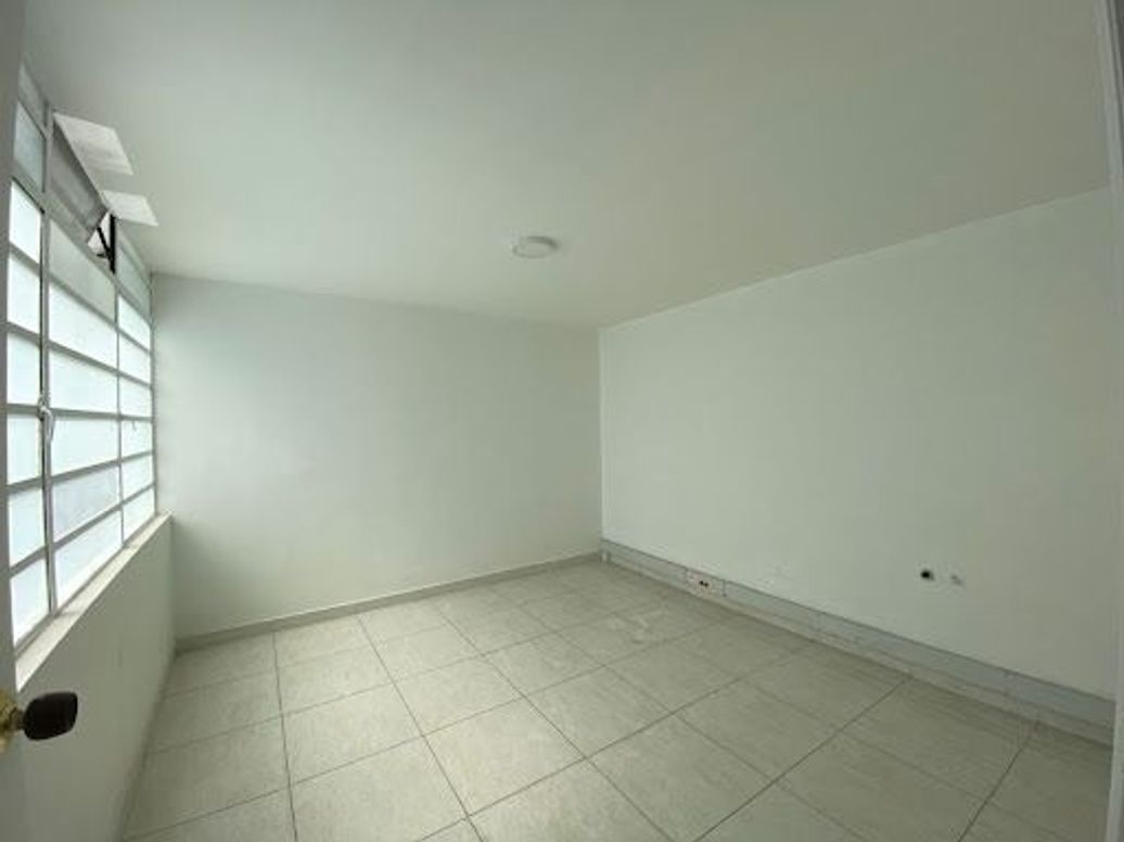 Casa de 6 alcobas en venta en Colombia, Bogotá, 440 m² · foto 8 de 18