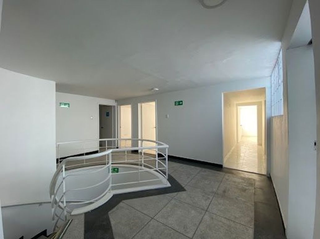 Casa de 6 alcobas en venta en Colombia, Bogotá, 440 m² · foto 2 de 18
