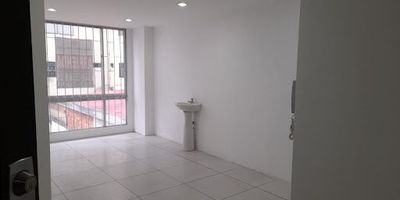 Edificio de consultorios y oficinas, tiene baño para hombres y mujeres por piso, sala de espera en el primer piso cerca a la clinica country