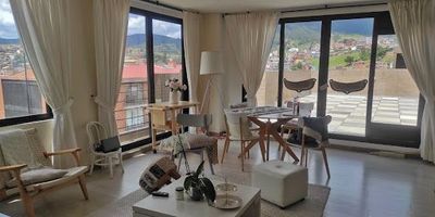 Lindo Penthouse, moderno,con excelentes acabados y excelente iluminación natural, tiene sala comedor un solo ambiente, cocina abierta con gas natural, zona de lavandería independiente, con una espectacular terraza, donde se aprecia un bello paisaje,y cuenta con vigilancia privada 24 hora, que ofrece un gran servicio