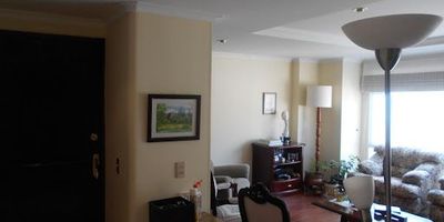 Apartamento bien iluminado y buenos acabados, tiene dos parqueaderos y deposito. Ubicado cerca a zona comercial y vías principales