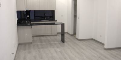 Te presentamos este acogedor apartamento ubicado en un primer piso, ideal para quienes buscan comodidad sin subir escaleras, en una de las zonas más céntricas y estratégicas de Cota. Su distribución es funcional y cómoda, cuenta con dos habitaciones amplias, dos baños, una agradable sala,comedor, cocina bien iluminada, zona de lavandería independiente y un parqueadero cubierto, perfecto para resguardar tu vehículo. Vivir aquí es tener todo al alcance, estarás rodeado de gimnasios, colegios, supermercados, tiendas, bancos, el parque principal, la Alcaldía y el transporte público, todo a pocos pasos de tu hogar. Una ubicación que facilita tu vida diaria y te conecta con todo lo que necesitas. El apartamento se encuentra en un edificio privado y tranquilo, con acceso controlado mediante chips de seguridad, lo que garantiza privacidad y tranquilidad para ti y tu familia.