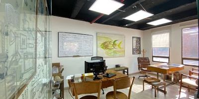 Oficina ubicada en zona comercial de la ciudad, tiene dos parqueaderos y esta ubicada cerca a avenidas principales y transporte publico