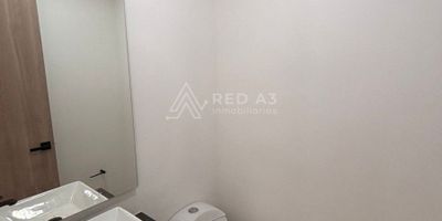 <strong>Apartamento en Arriendo en Altezza Cerritos</strong> para Estrenar, ubicado en un Piso 6. Entrada 2 Vía Pereira - Cerritos 
Vive en uno de los sectores más exclusivos de Risaralda, en un moderno <strong>apartamento de 128 m²</strong>,  en piso sexto. 
Diseñado para brindarte comodidad, estilo y calidad de vida. Cuenta con <strong>3 habitaciones</strong>, todas con blackout y Aires Acondicionados; la principal incluye walking closet y baño privado. Además, tiene un baño auxiliar para las habitaciones secundarias y un baño social independiente. Disfruta de un balcón con vista privilegiada hacia el Club del Comercio, Makaira y un plano verde y natural, cocina integral moderna, zona de ropas y 2 parqueaderos en Sótano.

El edificio ofrece amenidades exclusivas pensadas para tu bienestar: piscina, jacuzzi, coworking, sala de póker y 3 ascensores. Todas las áreas sociales ya están completamente terminadas y listas para disfrutar desde el primer día. Cerritos no solo es ubicación, es estilo de vida. Este proyecto es perfecto para quienes buscan comodidad, conexión con la naturaleza y un espacio ideal para vivir y trabajar.

 <strong>Cerritos, Pereira</strong>.