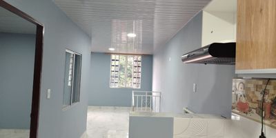 SE ALQUILA APARTAMENTO PISO TRES 
Un cuarto con clóset
Sala amplia
Comedor amplio 
Cocina 
Baño
Zona de lavado
Parqueadero cubierto para una moto 
Comparte servicio de agua y gas, energía es independiente