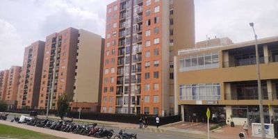 Encantador apartamento ubicado en la Ciudadela La Prosperidad de Madrid, sobre la avenida principal, con fácil acceso a transporte público hacia Bogotá por la Calle 13 y la Calle 80. Rodeado de amplias zonas verdes, este sector ofrece un entorno tranquilo y familiar. El conjunto residencial cuenta con parque infantil, salones de reuniones y gimnasio al aire libre. El apartamento se destaca por su excelente vista, iluminación natural y gran distribución, con sala-comedor, estudio, tres alcobas con clóset, dos baños, cocina integral, zona de lavandería y parqueadero comunal. Ideal para quienes buscan comodidad, tranquilidad y fácil conexión con la ciudad. Para mayor información contactar a Carlos Rico al 3166969833 o al correo carlos.ricoinmobiliariabogota.com. El equipo de Inmobiliaria Bogotá está comprometido a brindar una experiencia de vida excepcional para nuestros clientes desde el momento en que se unen a nuestra comunidad.