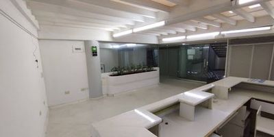 Local en arriendo, con 280 metros cuadrados, energía monofásica, ubicación en el centro de Rionegro, 9 oficinas, 7 baños, ascensor, parqueaderos, portería de 24 horas. Este local tiene todo lo que buscas para posicionar tu marca de la mejor manera, te animas a conocerlo.