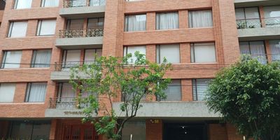 Apartamento en arriendo, ubicado en cuarto piso con ascensor, vista interior con muy buena iluminación, el apartamento cuenta con dos habitaciones con closets, dos baños completos y un baño social, cocina integral mixta dos puestos a gas y dos puestos eléctricos, tiene espacio de zona de lavandería, calentador a gas, espacio de sala comedor un solo ambiente con chimenea decorativa y con balcón.

“Cuota de administración vigente. Importante: este valor tendrá aumento desde enero de 2026.”