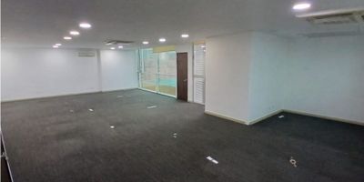 Oficina en arriendo en edificio empresarial, ubicado cerca a multiples servicios complementarios, como bancos, centros comerciales y restaurantes. Piso en alfrombra 2 espacio, 2 baños, cocineta, cableado de red, techo cielo raso, puerta de seguridad, aire acondicionado privado. Edificio con vigilancia las 24 horas y citofonia.

VALOR + IVA
