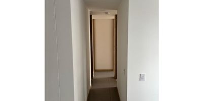 Si buscas un apartamento en una unidad muy familira ideal para niños, este es tu propiedad.

Esta ubicado cerca a la avenidad guayabasl, cuenta con un area de 68.79 mt distribuidos en 3 alcobas, la principal con baño y vertier y un baño completo que compartn la otras 2 alcobas, un salon comedor, balcon con vista al interior de la unidad, cocina abierta y zona de ropas independientes. cuenta con un  parqueadero sencillo y cuarto util.

La unidad cuenta con piscina, jacuzzi, juegos infantiles, gimnasio, salon social, coworking, 
