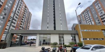 Se arrienda espectacular apartamento para estrenar en el barrio Lagos de Torca, localidad de Suba, estrato 2, con un área de 45 m². El inmueble cuenta con excelente iluminación natural, sala-comedor, dos alcobas con closet y cortinas, cocina integral con estufa a gas, dos baños, calentador a gas, pisos en cerámica y garaje comunal. El conjunto residencial ofrece ascensor, vigilancia 24/7, gimnasio, zona de niños, parqueadero para visitantes y una hermosa vista panorámica. Ubicado a tan solo 100 metros de la Autopista Norte, en una zona con excelente acceso a transporte público y cercanía a colegios. Para mayor información, comuníquese con el ejecutivo comercial Óscar Pardo al celular o WhatsApp 317 369 1392, o al correo electrónico oscar.pardo@inmobiliariasaliadas.com.