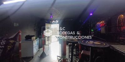 Local bodega en sector industrial comercial, pisos reforzados, altura de 6 metros, espacio abierto y mezaninne, baños privados, area de aparqueadero en bahia, local bodega disponible para arriendo