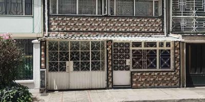 [VEN] ID HOUM: 159363

En Houm te ayudamos de forma fácil y segura. Los beneficios de comprar con nosotros:
    • Te ayudamos a conseguir financiamiento a través de una asesoría personalizada
    • Mediación y seguimiento de todo el proceso
    • Ponemos a tu disposición profesionales en notariado, registro y asesoría jurídica
¡Solo te preocupas de las firmas!

Casa en venta, ubicada en el barrio Santa Matilde, con una superficie construida de 127.00 m² y superficie total de 127.00 m². 

Sus principales características son:

    • 7 dormitorios
    • 5 baños
    • No Admite mascotas
    • 2 parqueaderos
    • Año de construcción: 1972
    • Bodega
            
Si compras con nosotros, te brindamos asesoría personalizada durante todo el proceso.
        
Más que una inmobiliaria, somos Houm.
*Aplican T&C