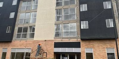 Encantador apartaestudio para estrenar ubicado en el barrio Eduardo Santos, con excelentes vías de acceso por la Avenida Caracas y la Carrera 15. Cerca de parques ideales para disfrutar del aire libre, caminar y realizar ejercicio, con gran afluencia de transporte público. Perfecto para vivir solo o en pareja. A 10 minutos de la Plaza España, La Candelaria, la Universidad Libre y el Restrepo, donde encontrará bancos, restaurantes y comercios. El inmueble cuenta con una excelente distribución, grandes ventanales, iluminación natural, ascensor, parqueadero comunal, zona húmeda, zona BBQ y salón social zonas sociales aún no entregadas. Para más información al correo sebastian.castanoinmobiliariabogota.com.  El equipo de Inmobiliaria Bogotá está comprometido en ofrecerte una experiencia de vida excepcional desde el momento en que eliges formar parte de nuestra comunidad.