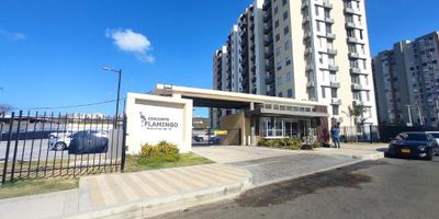 Se arrienda apartamento  de 75 Mt2 Cuenta con sala-comedor, cocina  integral, zona de labores, 3 habitaciones con sus closet, 2 baños, balcón con excelente vista, El conjunto cuenta con portería 24 horas,  parqueadero, zonas verdes. BBQ, gimnasio, cancha de futbol, salón social el apto cuanta con fácil vías de acceso cerca a supermercados, vías principales y universidades a 5 minutos del centro comercial viva ven y conócelo