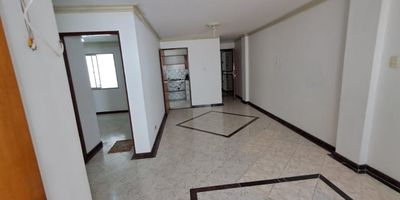 Se arrienda cómodo apartamento en zona comercial de Envigado, este apartamento tiene 2 alcobas, 2 baños, sala, comedor, cocina integral, patio , zona de ropas , lavadero, es un segundo piso sin ascensor
