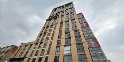 Apartamento en arriendo de 34 m² en Chapinero Central, piso 8 con vista interior.
Cuenta con una habitación con clóset, sala-comedor, cocina integral eléctrica, un baño. Se destaca por su excelente iluminación natural y distribución. El edificio ofrece vigilancia 24/7 y parqueaderos más adelante contará con zona de lavandería comunal, terrazas con BBQ, espacios de coworking y gimnasio. Ubicación estratégica, cerca de universidades, zonas de interés y con fácil acceso a avenidas principales y transporte público. Cod: 4971