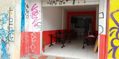 Gran oportunidad en Chapinero! Local comercial de 56m ideal para restaurante, cafetería u oficina. Amplio espacio abierto, mostrador, cocina enchapada, baño y buena iluminación. Ubicación estratégica con alto flujo peatonal y vehicular, rodeado de universidades, oficinas y zonas residenciales. Listo para operar, fácil de personalizar y con todo para potenciar tu negocio desde el primer día.