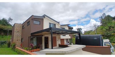 Se vende casa campestre ubicada en el Municipio de Rionegro, Antioquia, la cual está dentro de una parcelación; cuenta con un área de lote de 200m2 y un área construida de 144m2.

La casa esta distribuida en dos niveles y cada una cuenta con las siguientes comodidades: En el primer nivel hay dos habitaciones, una con baño privado y vestier; cocina integral, baño social, sala comedor, patio de ropas. En el segundo nivel puedes encontrar otras dos habitaciones una de ellas con baño privado y vestier al igual que el primer nivel; cocina integral, baño social, sala comedor y una pequeña zona de ropas.


Parqueadero: capacidad para 4 vehículos, dos cubiertos y dos al aire libre.

Por último, se encuentra ubicado en una zona de alta valorización, cerca a la autopista Medellín - Bogotá, con fácilidad de acceso a través de transporte público o privado.
