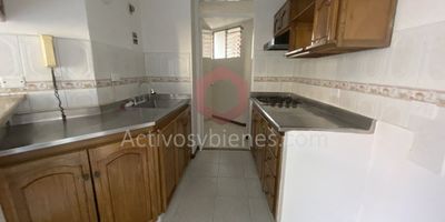 Arriendo apartamento cerca al parque de belén, 80 mts, unidad cerrada con portería 24 horas, tres alcobas, tres closets, tres baños, sala comedor, cocina integral, zona de ropas amplia, parqueadero y cuarto útil.
Información sujeta a cambios. Las imágenes de muebles, enseres, decoración y demás elementos son una referencia.
Arrienda Activos y Bienes, Inmobiliaria experta en administración, arrendamiento y venta de apartamentos, casas, locales, bodegas y oficinas en el Oriente Antioqueño, Medellín y toda el área Metropolitana.