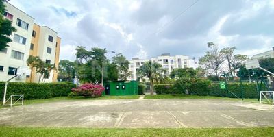 Vendo apartamento en el Conjunto Residencial Oasis de Pasoancho L2 Cali consta de: 3 habitaciones, 2 con clóset, un baño, cocina integral con estufa a gas y horno, posee calentador a gas, ventanas amplias que permiten le entrada de luz natural al igual que la ventilación, un parqueadero propio, en 5 piso se accede por medio de escaleras seguras y amplias.
Ubicado  estratégicamente, fácil acceso a transporte público,  a un 1 km del centro, 30 minutos del aeropuerto, 15 minutos del norte de ciudad.
La copropiedad cuenta con cancha múltiple, juegos de niños, un pequeño salón estilo campestre, jardines, arboles y algunos senderos. 
Es una comunidad tranquila y muy organizada; esperando por tu familia y por ti, ven, agenda tu cita. Te esperamos !