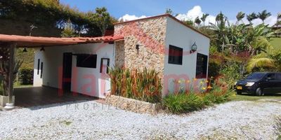 ¿Buscas escapar del ajetreo de la ciudad y sumergirte en un remanso de paz y naturaleza? Permítenos presentarte este apartamento campestre ubicado en Marinilla, Vereda Las Mercedes Con un área de 60 m²,  es el refugio perfecto para quienes anhelan una vida tranquila. Cuenta con parqueadero, se encuentra  estratégicamente ubicada cerca de colegios, supermecados, iglesias  y con fácil acceso al transporte público, facilitando sus desplazamientos.Mantenimiento de prados y jardín así como servicios públicos incluidos en el canon de arrendamiento. ¡ Agendate !