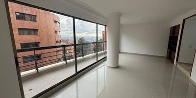 Agradable apartamento de 145 m, ideal para quienes buscan amplitud y confort. Cuenta con tres habitaciones, tres baños, sala-comedor con chimenea, cocina independiente y un amplio balcón con excelente iluminación natural. Dispone de dos parqueaderos independientes para mayor conveniencia. Ubicado en un sector residencial y tranquilo, cercano a vías principales, parques y zonas comerciales. Una opción cómoda, funcional y bien situada. ¡Contáctanos para más información y agenda tu visita! CB